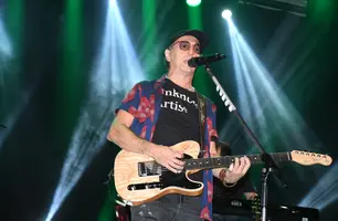Zeca Baleiro encanta Teresina com show no Theatro 4 de Setembro (Foto: Magal/ Conecta Piauí)