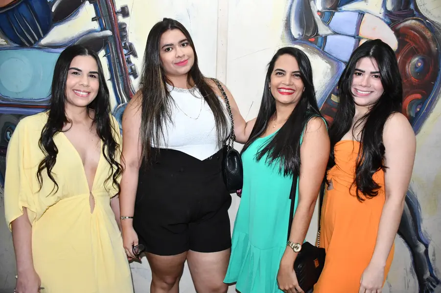 Zeca Baleiro encanta Teresina com show no Theatro 4 de Setembro