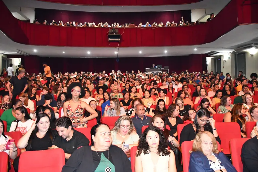 Zeca Baleiro encanta Teresina com show no Theatro 4 de Setembro