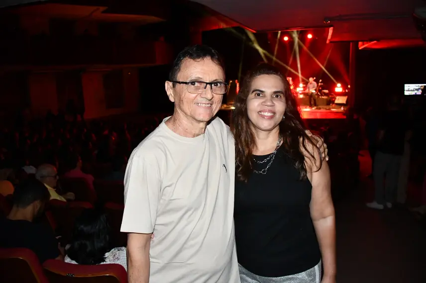 Zeca Baleiro encanta Teresina com show no Theatro 4 de Setembro
