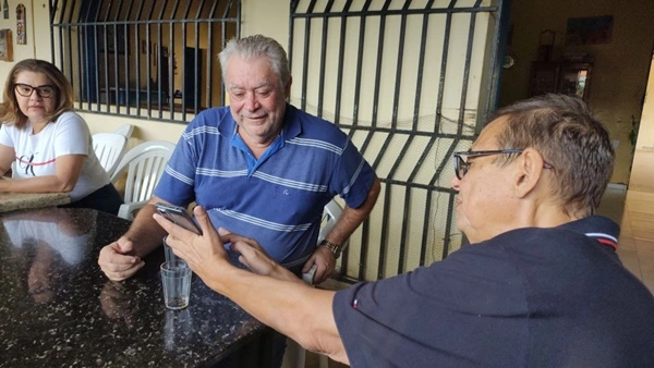 A deputada Cláudia Coutinho acima com o marido Ferdinando Coutinho e o irmão dele, Edmundo Coutinho, durante conversa antes da inauguração da escola