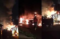 Ônibus fica completamente destruído após bater em poste e pegar fogo