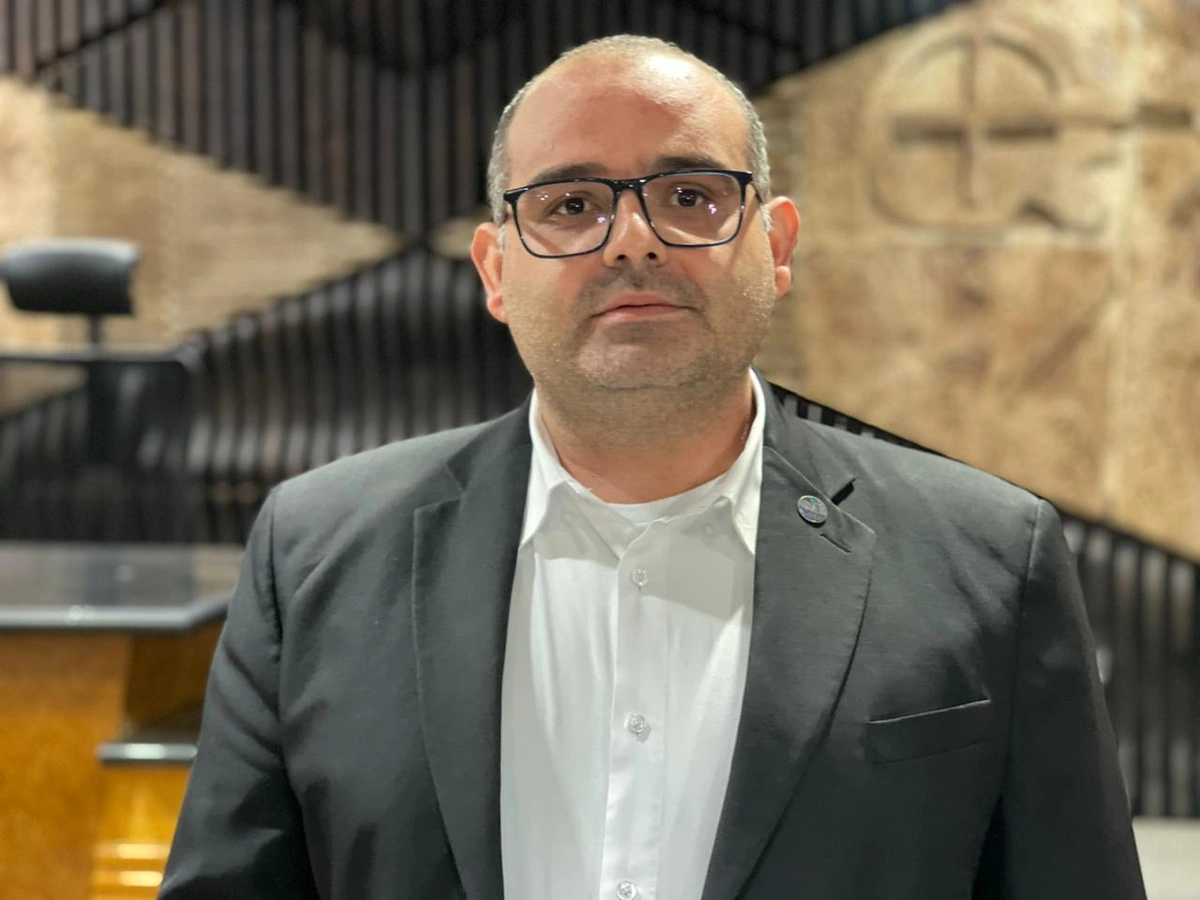 Adones Araújo