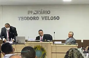 Ao centro, o presidente da Câmara, vereador Renas (Foto: Reprodução)