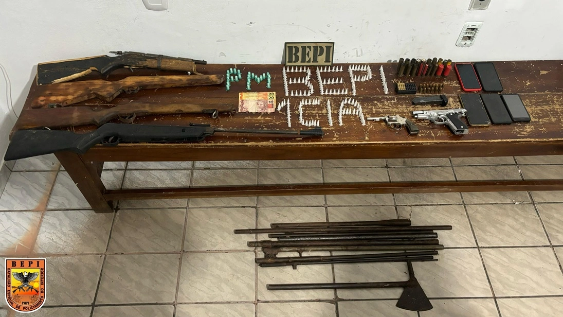 Armas e drogas apreendidas pela polícia