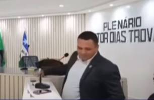 Assista: No Maranhão vereador bate no bumbum do colega em plena sessão ao vivo (Foto: Reprodução)