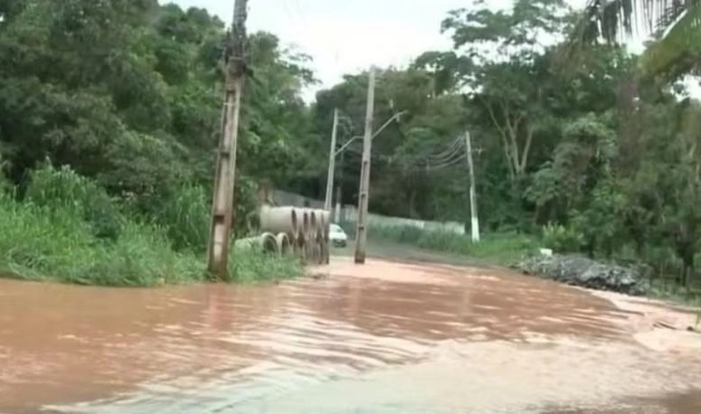 Avenida Camilo Filho é interditada após riacho encher durante chuva