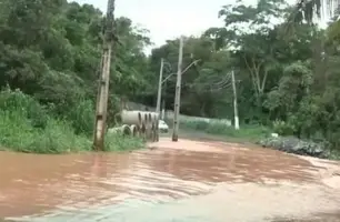 Avenida Camilo Filho é interditada após riacho encher durante chuva (Foto: Reprodução)