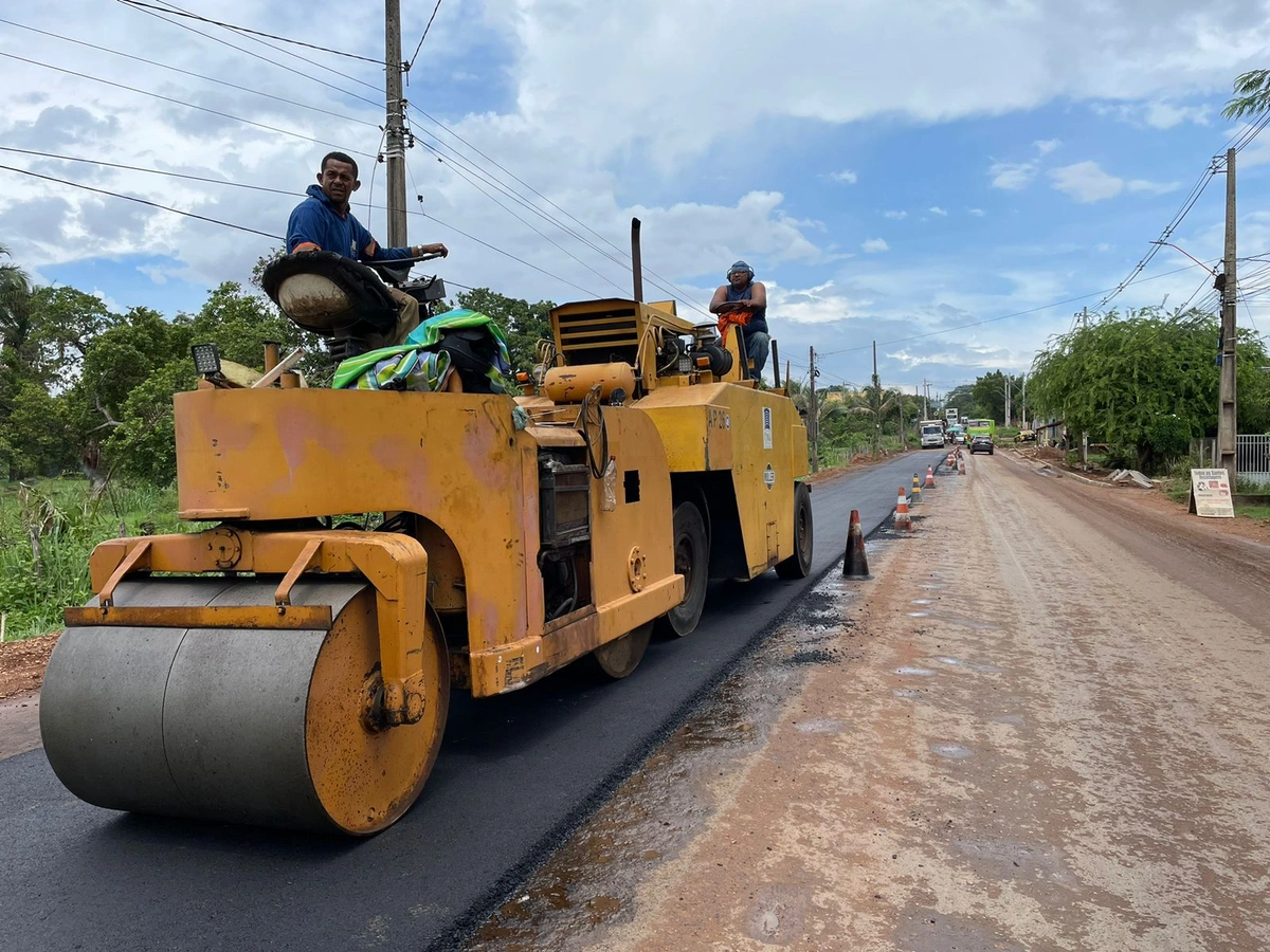 Avenida Camilo Filho é interditada após riacho encher durante chuva