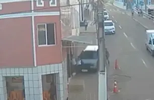 Carro estacionado desce ladeira e atinge estudantes (Foto: Reprodução)