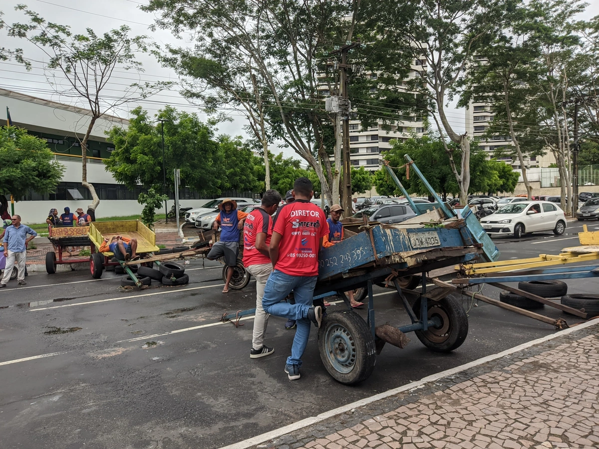 Carroceiros interditam trânsito em protesto na frente da Câmara de Teresina