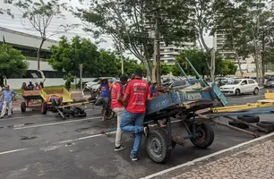 Carroceiros interditam trânsito em protesto na frente da Câmara de Teresina (Foto: Naiane Feitosa/Conecta Piauí)