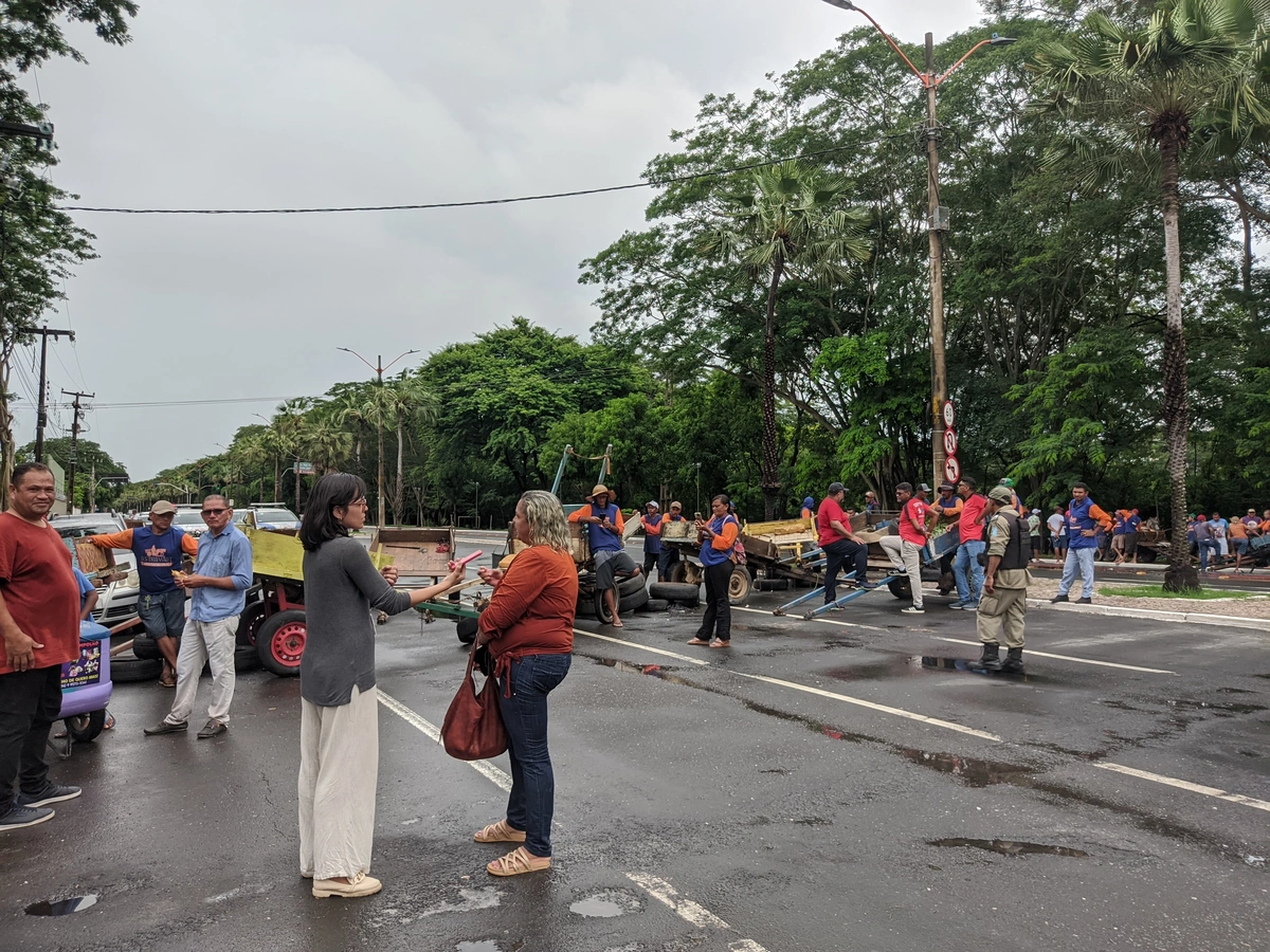 Carroceiros interditam trânsito em protesto na frente da Câmara de Teresina