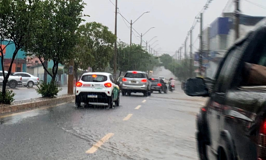 Chuva causa alagamentos em Teresina