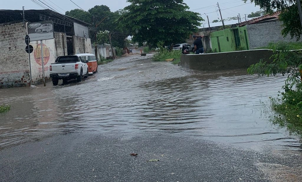 Chuva causa alagamentos em Teresina