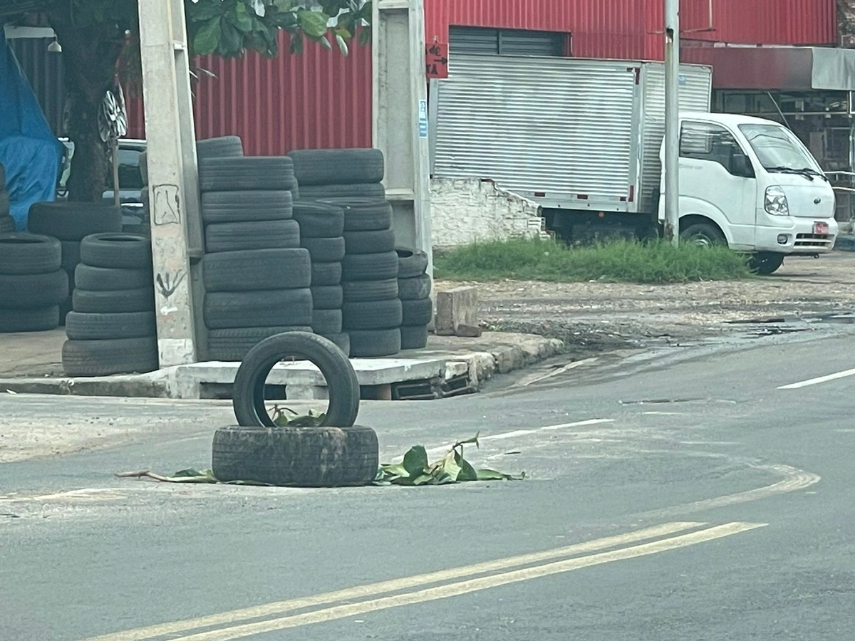 Cratera se abre em área de alagamento e leva risco à motoristas na Avenida Homero