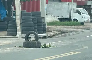 Cratera se abre em área de alagamento e leva risco à motoristas na Avenida Homero (Foto: Tiago Moura/Conecta Piauí)