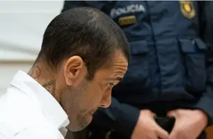 Daniel Alves durante julgamento em Barcelona (Foto: Reprodução)