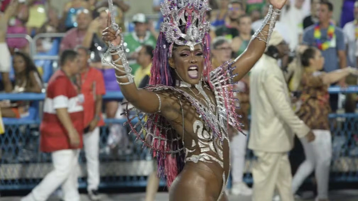 Erika Januza no desfile da Viradouro