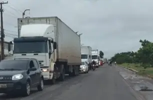 Fila formada na Ponte Nova (Foto: Elias Lacerda / Conecta Piauí)