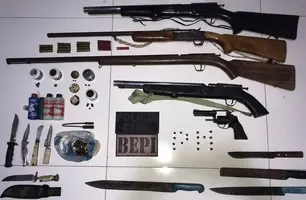 Homem possuía arsenal em casa (Foto: Reprodução)
