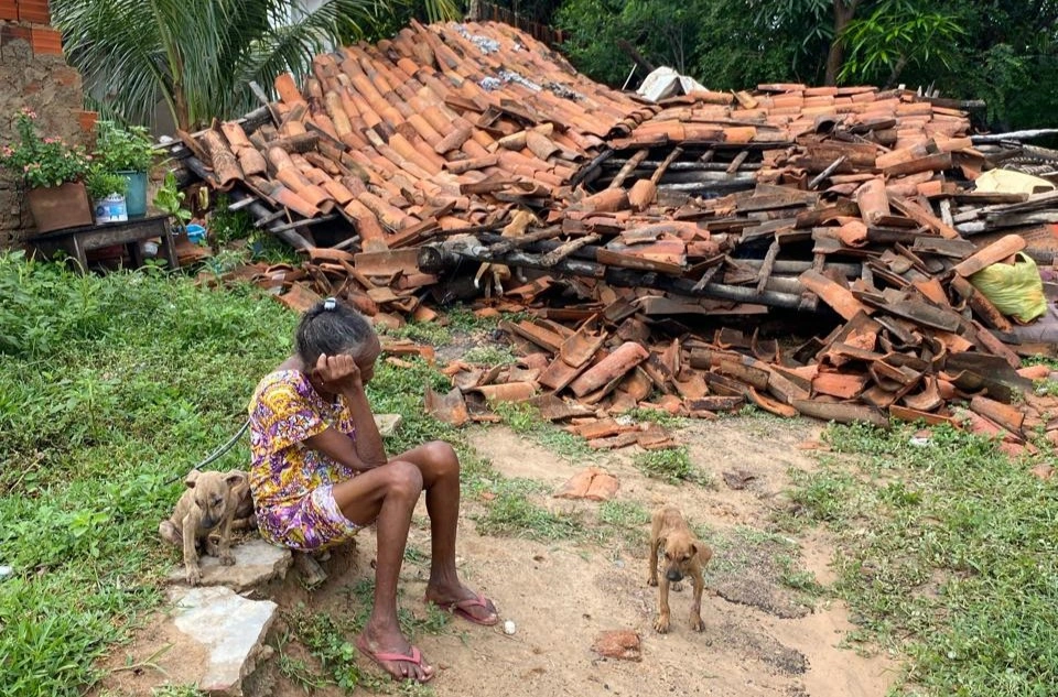 Idosa perde casa durante chuva em Parnaíba e família pede ajuda para reconstrução