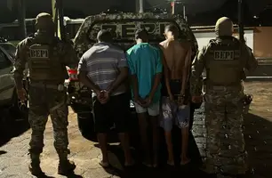 Indivíduos apreendidos pela polícia (Foto: Reprodução)