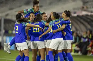 Jogadoras comemoram gol da Seleção diante da Colômbia (Foto: Leandro Lopes/CBF)