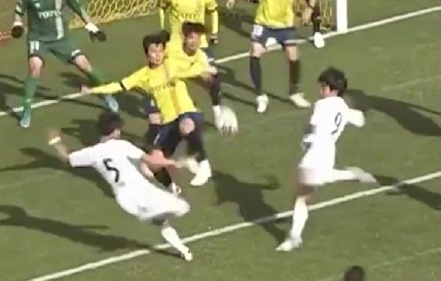 Jogadores protagonizam gol com 'chute duplo'