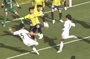 Jogadores protagonizam gol com 'chute duplo' (Foto: Reprodução)