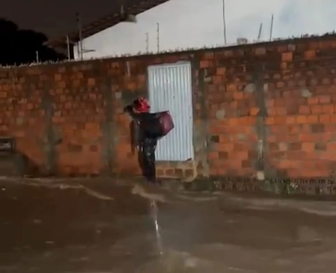 Motociclista escapa de correnteza durante fortes chuvas em Teresina