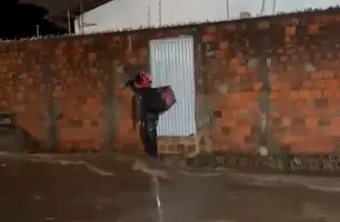 Motociclista escapa de correnteza durante fortes chuvas em Teresina (Foto: Reprodução)