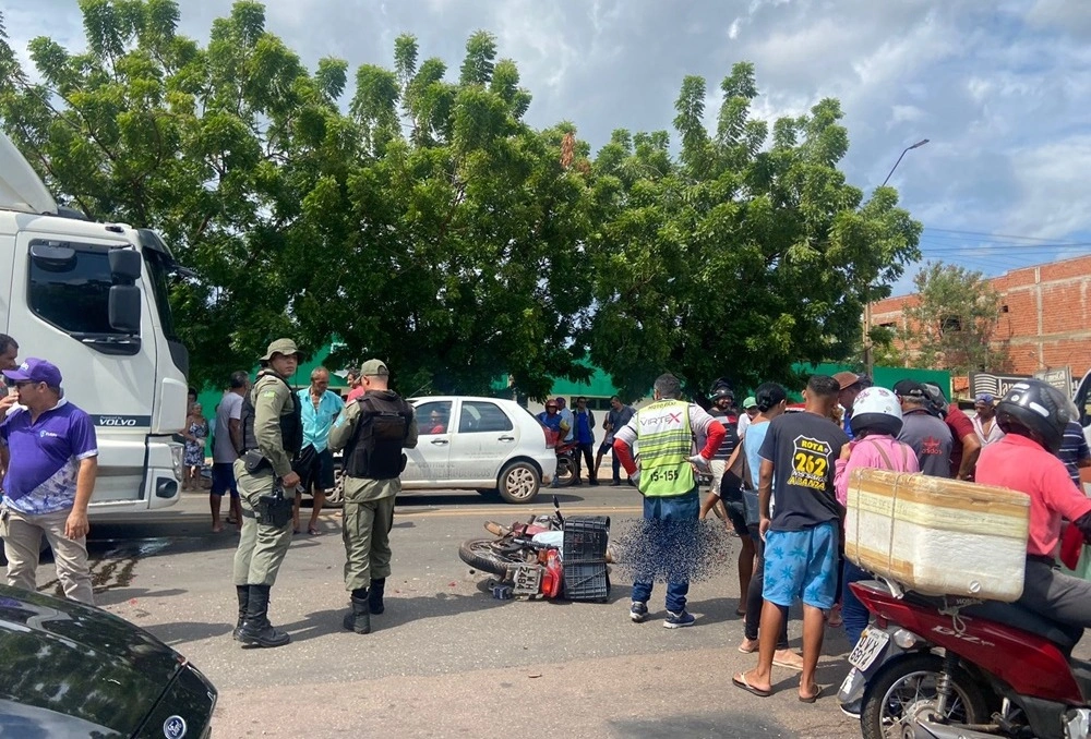 Motociclista morre após colidir contra caminhão em Picos