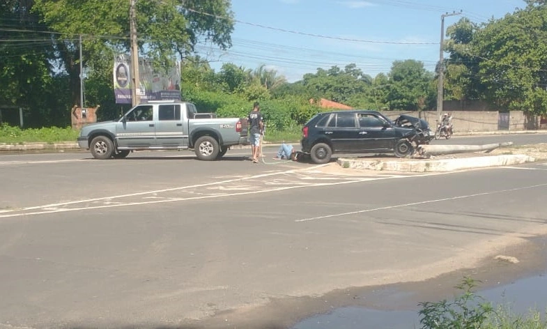 Motorista derruba poste em Teresina e motoqueira fica ferida após se enroscar em fio