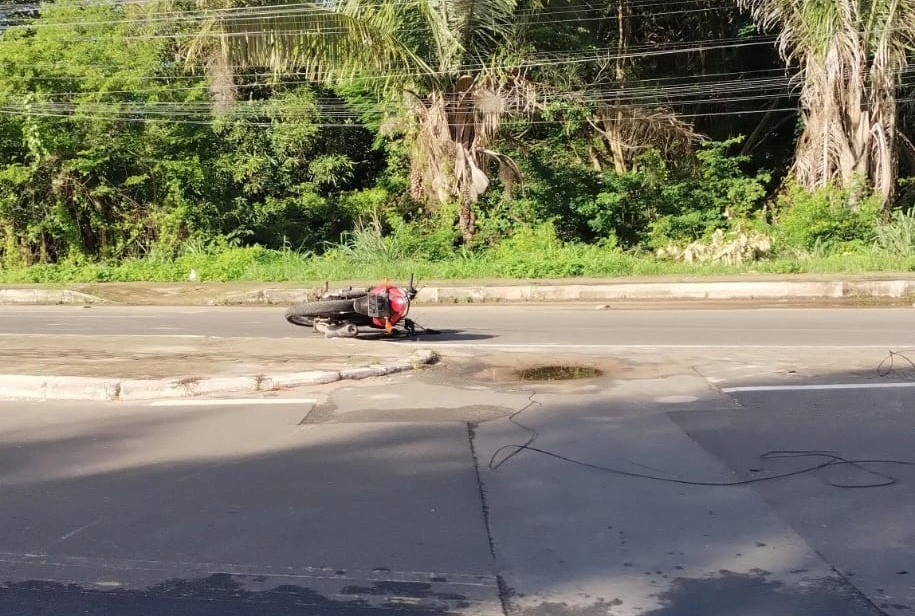 Motorista derruba poste em Teresina e motoqueira fica ferida após se enroscar em fio
