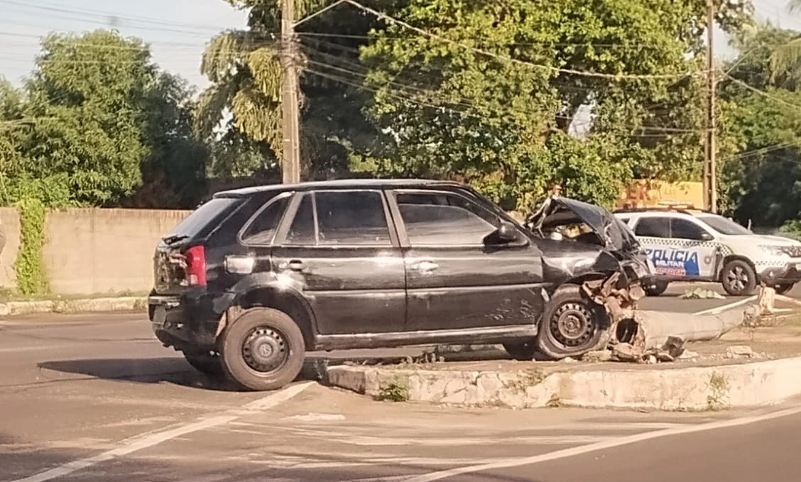Motorista derruba poste em Teresina e motoqueira fica ferida após se enroscar em fio