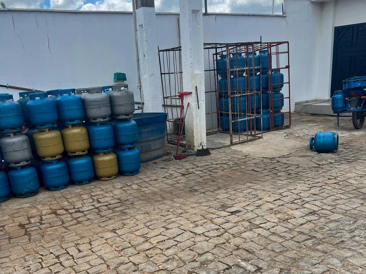 Operação apreende centenas de botijões de gás armazenados de forma irregular no Piauí