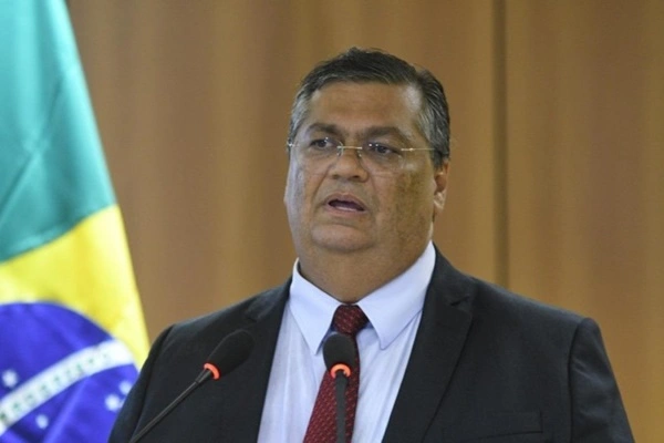PEC de Dino prevê expulsão do serviço público para juízes, militares e promotores