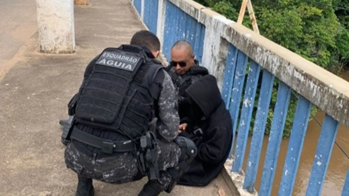 Policiais evitam que jovem de 21 anos pule de ponte em Caxias