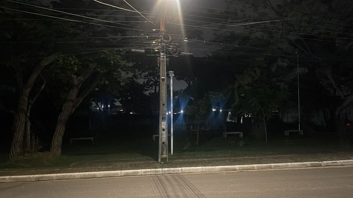 Praça no escuro gera insegurança à moradores na zona Sudeste de Teresina