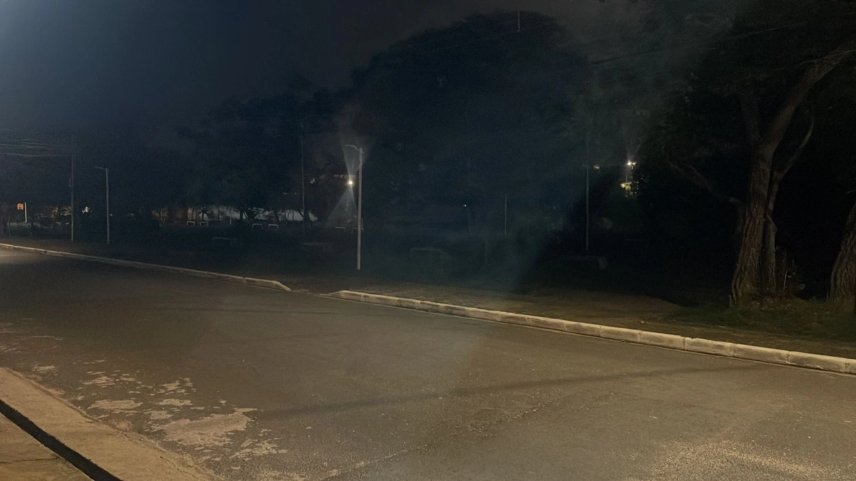 Praça no escuro gera insegurança à moradores na zona Sudeste de Teresina