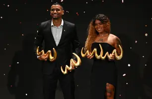 Rodrigo e Adriele com os prêmios recebidos na noite de segunda em Dubai (Foto: CBF)