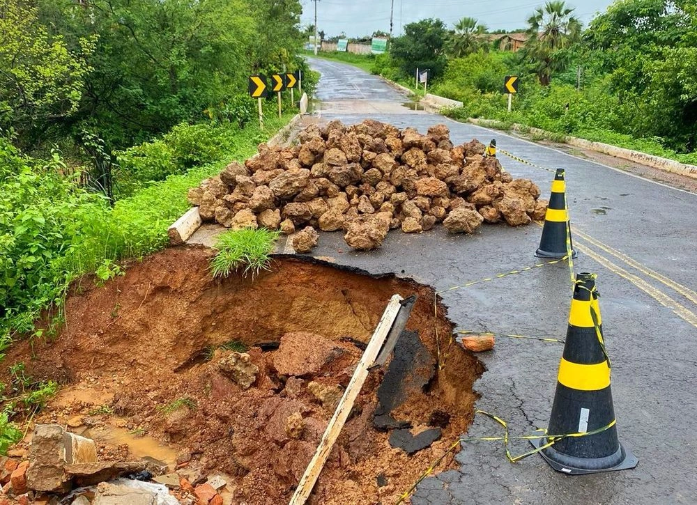 Serviços de recuperação de rodovias estaduais no período chuvoso é reforçado no Piauí