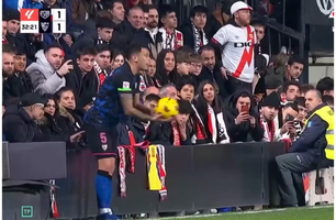 Torcedor faz provocação obscena contra jogador do Sevilla (Foto: Reprodução/Gol Play)
