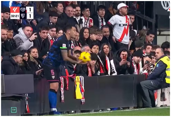 Torcedor faz provocação obscena contra jogador do Sevilla