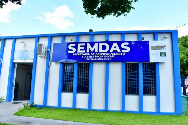 Três crianças são encontradas sozinhas trancadas em casa em Floriano