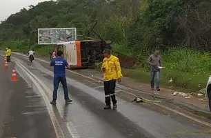 Van capota em rodovia (Foto: Reprodução)