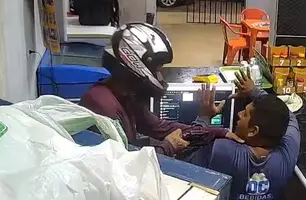 Vídeo mostra o momento em que criminosos assaltam depósito de bebidas em Teresina (Foto: Reprodução)