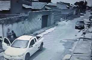 Vídeo mostra quadrilha presa em Timon roubando moradoras e levando até as cadeiras (Foto: Reprodução)