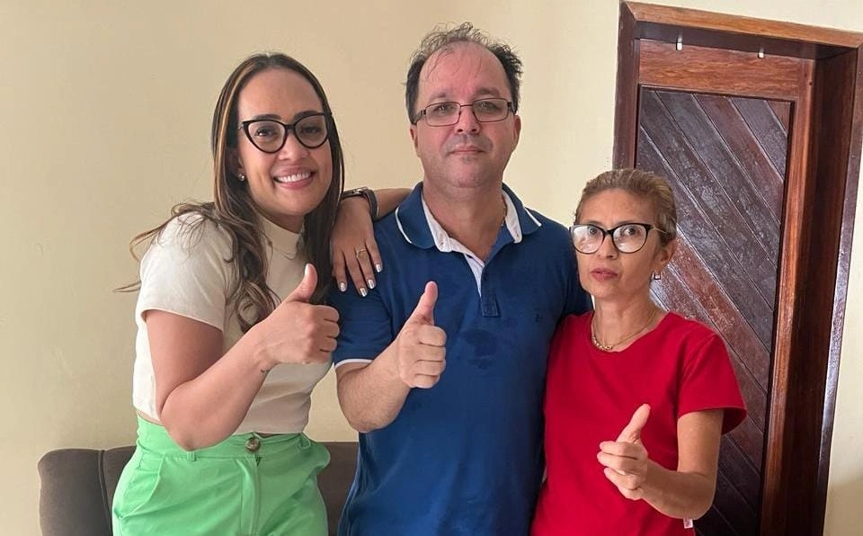 Ana Lina com calça verde, Isabel Cristina com blusa vermelha, e o presidente do PSD